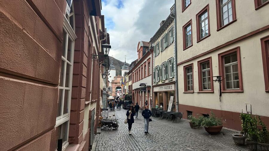 Heidelberg: Experience our history 1.5h walking tour through the old town - Crossing the Old Bridge for the castle view