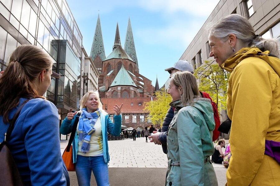 Lübeck: entertaining guided tour to old town highlights - Starting at the Holstentor and the seven towers