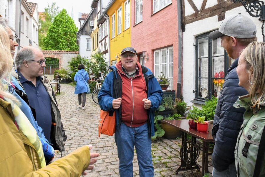 Lübeck: Entertaining Tour Through Hidden Courtyards - Monastery courtyards and housing for widows