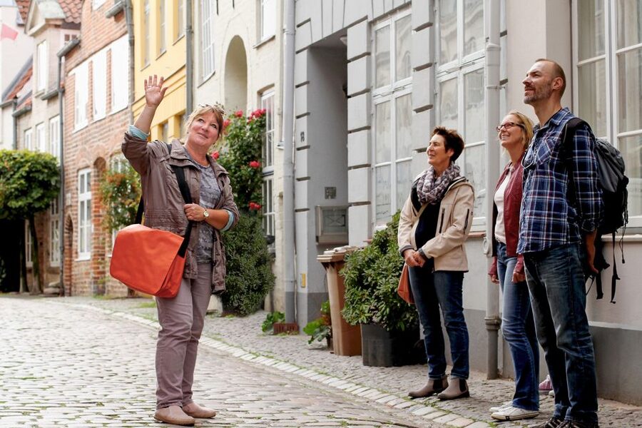 Lübeck: Entertaining Tour Through Hidden Courtyards - Hanseatic trade without a dry lecture