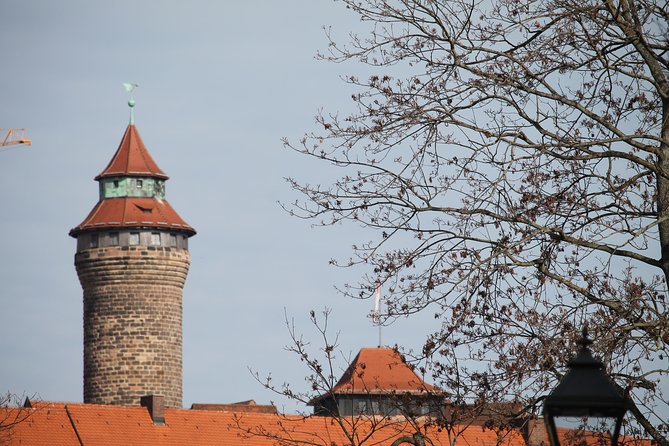 Medieval Tour in Nuremberg in Spanish - Ehekarussell and the pleasures of married life