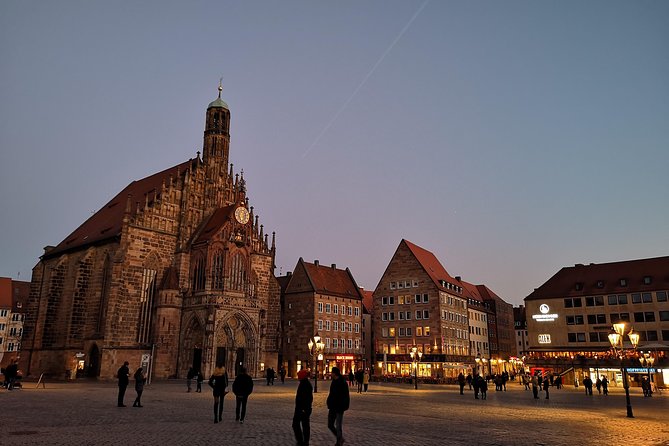 Medieval Tour in Nuremberg in Spanish - Starting at Hauptmarkt with the city’s basic story