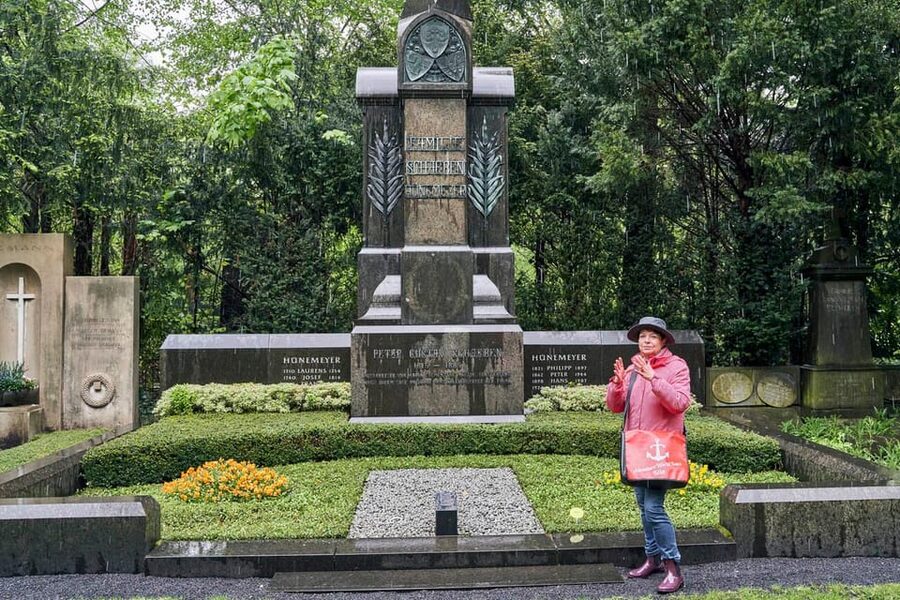 Melaten Friedhof: Guided tour with all senses - From modest graves to the Millionenallee