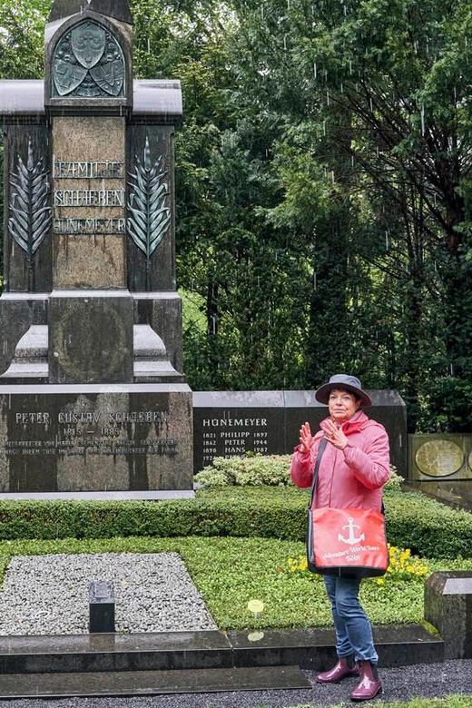 Melaten Friedhof: Guided tour with all senses - Cologne humor, carnival, and the Grim Reaper