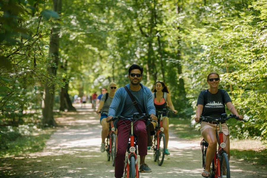Munich: Bike Tour with Beer Garden Break - Eisbachwelle, Munich’s famous river surfers
