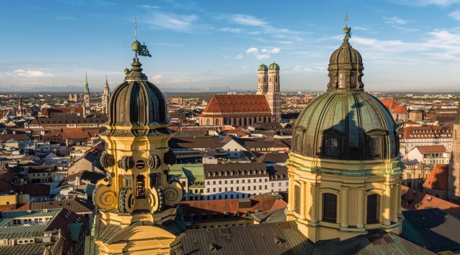 Munich: Old Town Guided Walking Tour - Starting at Marienplatz and the New Town Hall