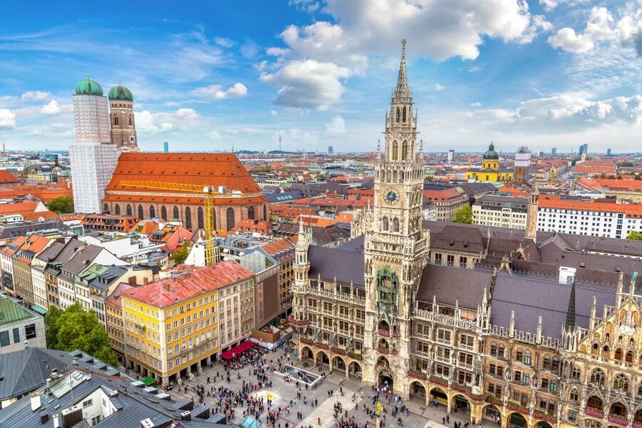 Munich: Old Town & Viktualienmarkt City Walk in German - Starting at Marienplatz beneath the Gothic Town Hall