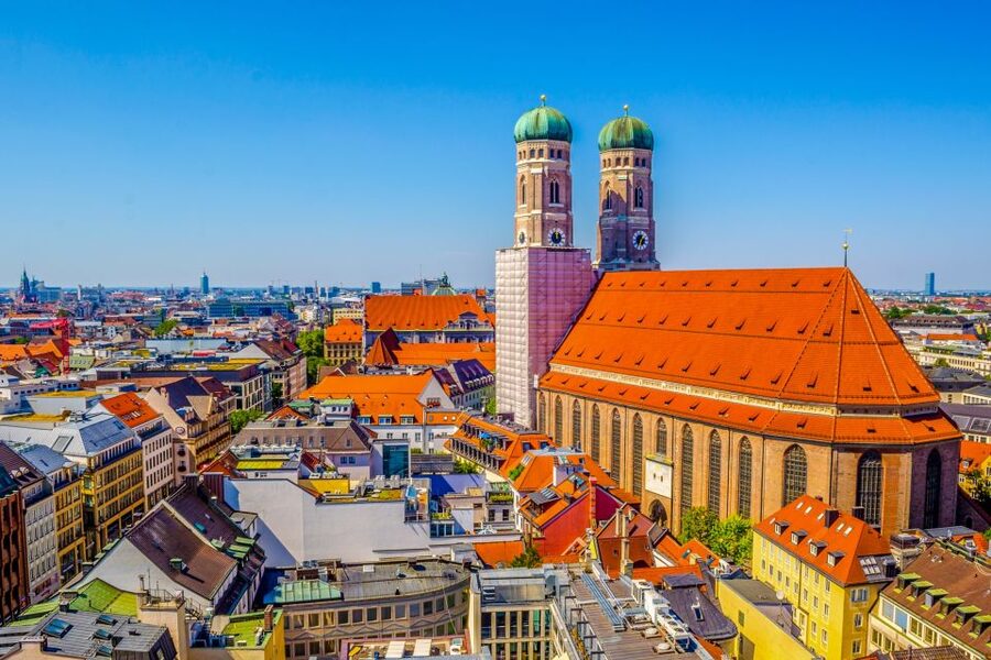Munich: Old Town & Viktualienmarkt City Walk in German - Odeonsplatz and the Theatine Church