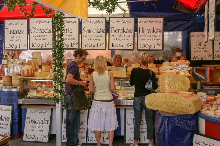 Munich: Old Town & Viktualienmarkt City Walk in German - What the guide style means for your experience