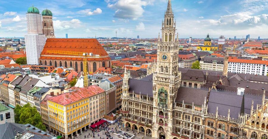 Munich: Old Town & Viktualienmarkt City Walk in German - The Frauenkirche and Munich’s church-filled center
