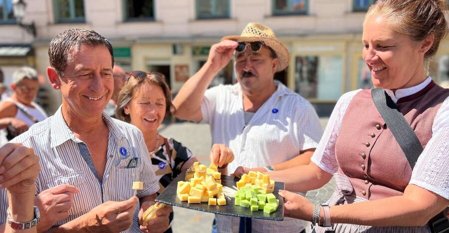 Munich: Viktualienmarkt Food Tasting Tour in German - Key points at a glance