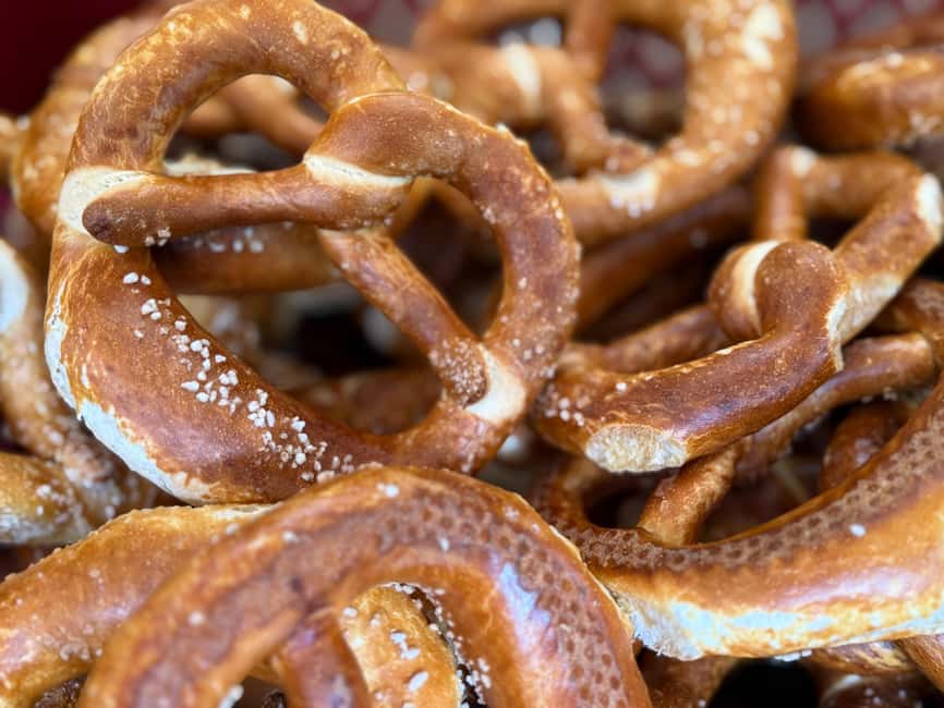 Munich: Viktualienmarkt Food Tasting Tour in German - Why Viktualienmarkt makes a good food tour setting