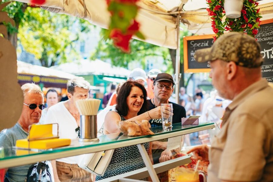 Munich: Viktualienmarkt Food Tour - Exotic fruit, juice, and international dishes