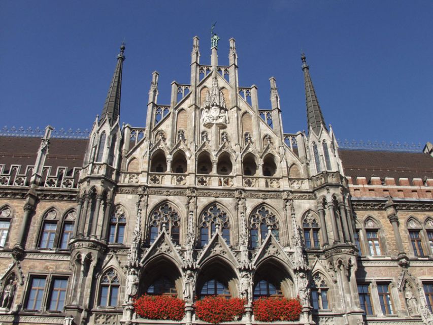 Munich: Walking Tour Old Town and Viktualienmarkt - A food stop at Viktualienmarkt