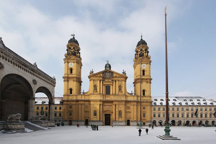 Munich: Walking Tour Old Town and Viktualienmarkt - Alter Hof and the city of the Wittelsbachs