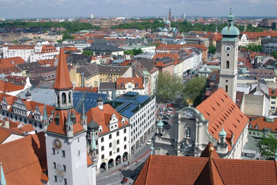 Munich: Walking Tour Old Town and Viktualienmarkt - Platzlgassen and Hofbräuhaus