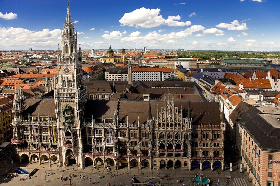 Munich: Walking Tour Old Town and Viktualienmarkt - St. Peter’s Church and Munich’s older roots