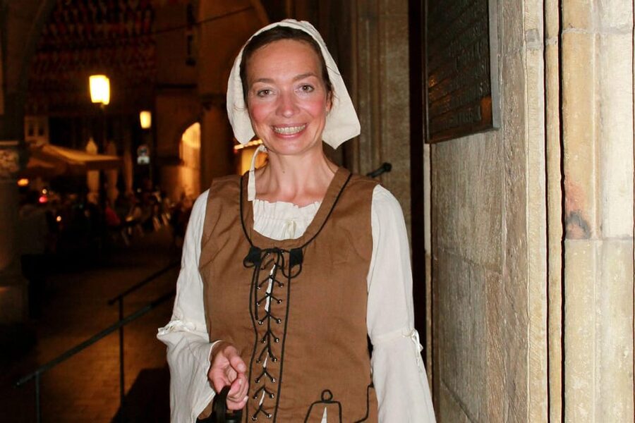 Münster: Night watchman tour through the picturesque old town by lantern light - Münster after dark, with a lantern in hand