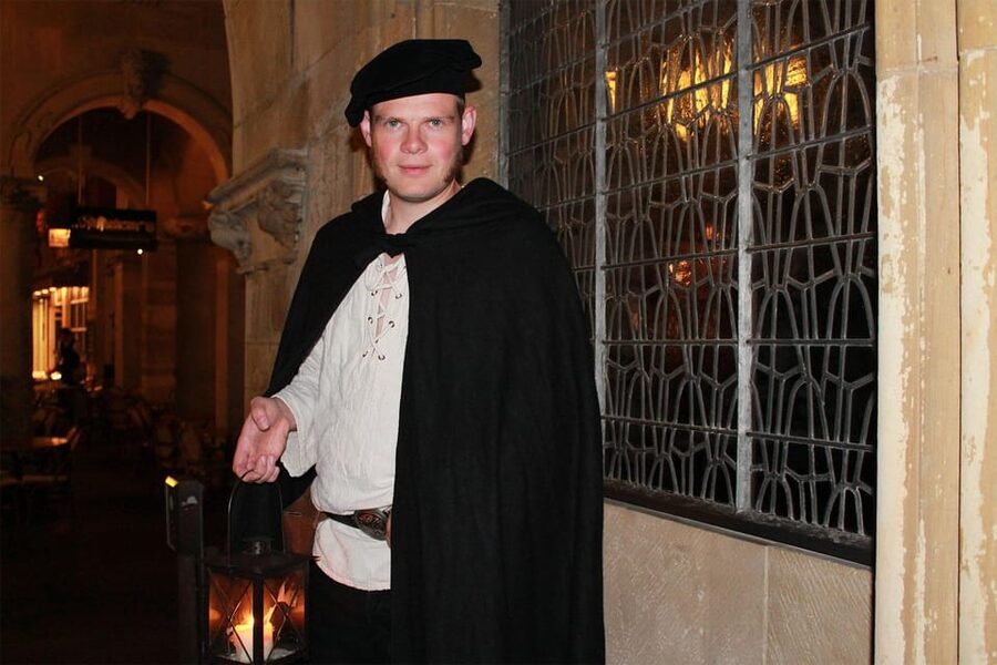 Münster: Night watchman tour through the picturesque old town by lantern light - Meeting beneath Münster’s pointed arches