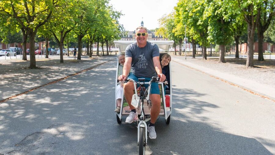 Münster: Private Guided Rickshaw City Tour - Aasee and the public sculptures