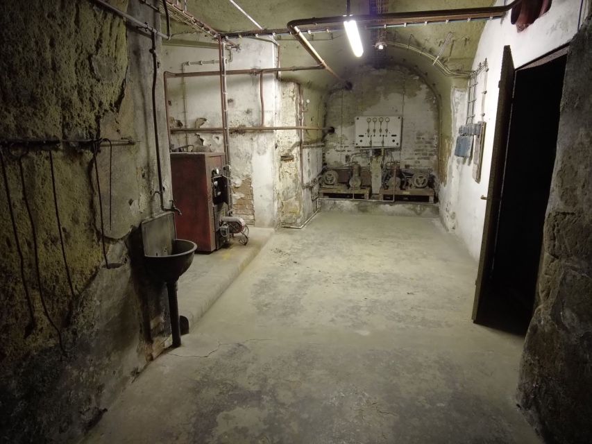 Nuremberg: Historischer Kunstbunker WWII Art Bunker Tour - Walking through the tunnels for one hour