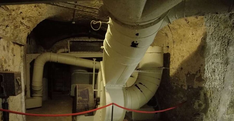 Nuremberg: Historischer Kunstbunker WWII Art Bunker Tour - From medieval beer storage to wartime protection