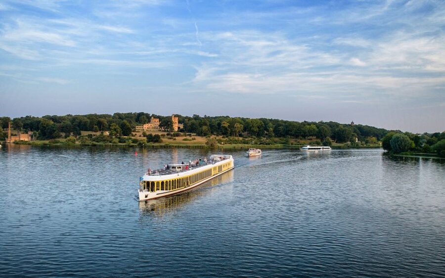 Potsdam by Boat: Island Cruise - Caputh Castle and the Village Shoreline