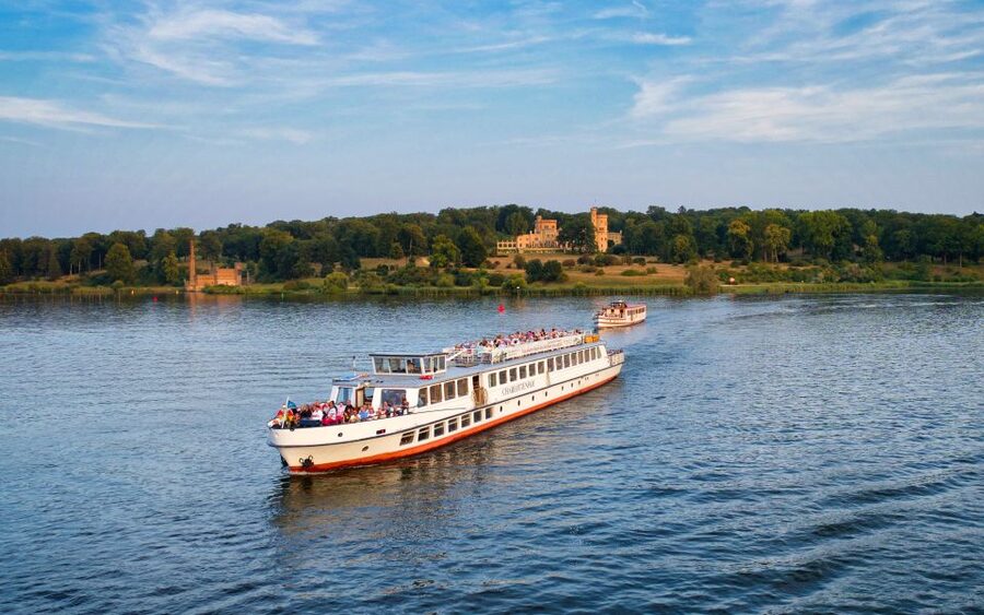 Potsdam: Palace Tour by Boat - Babelsberg Park and the first royal views