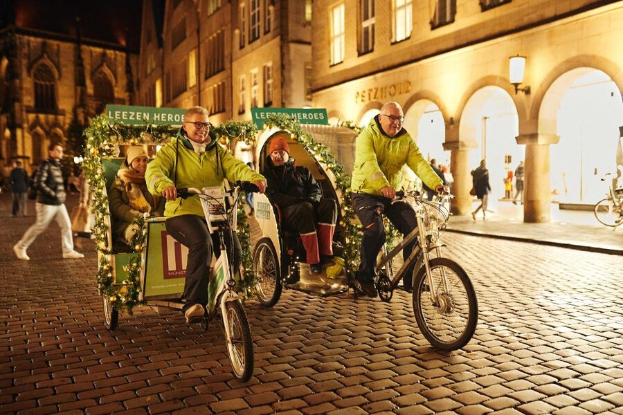 Private Christmas Tour in Münster including Glühwein - A warm start beside Münster’s City Hall
