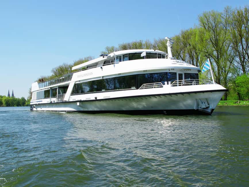 Regensburg: Sightseeing Cruise to Walhalla - A river cruise with an unexpected sparkle