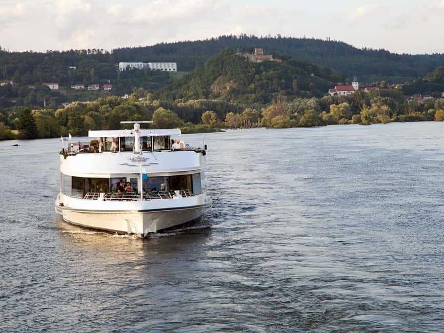 Regensburg: Sightseeing Cruise to Walhalla - Drinks, snacks, and life on the boat