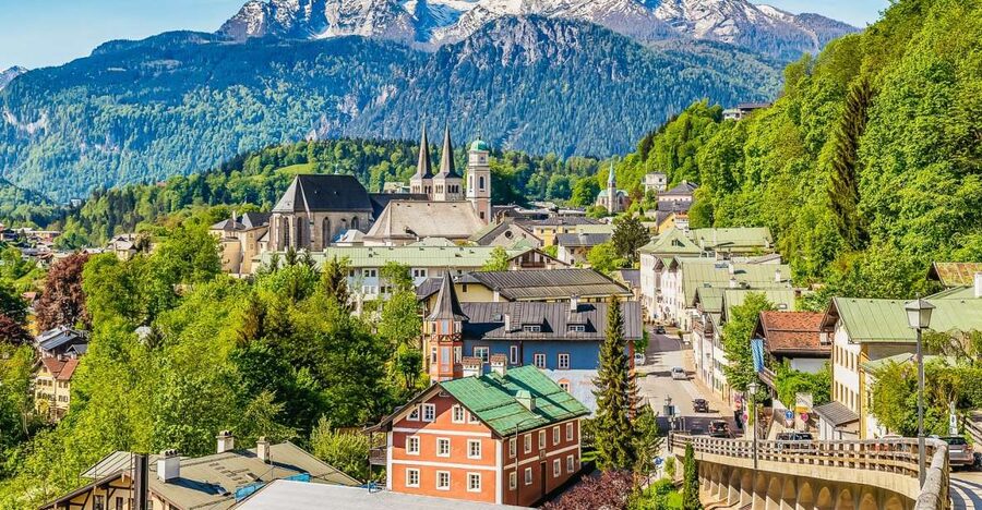 Salzburg: Sound of Music and Salt Mines Tour - The changeover in Salzburg