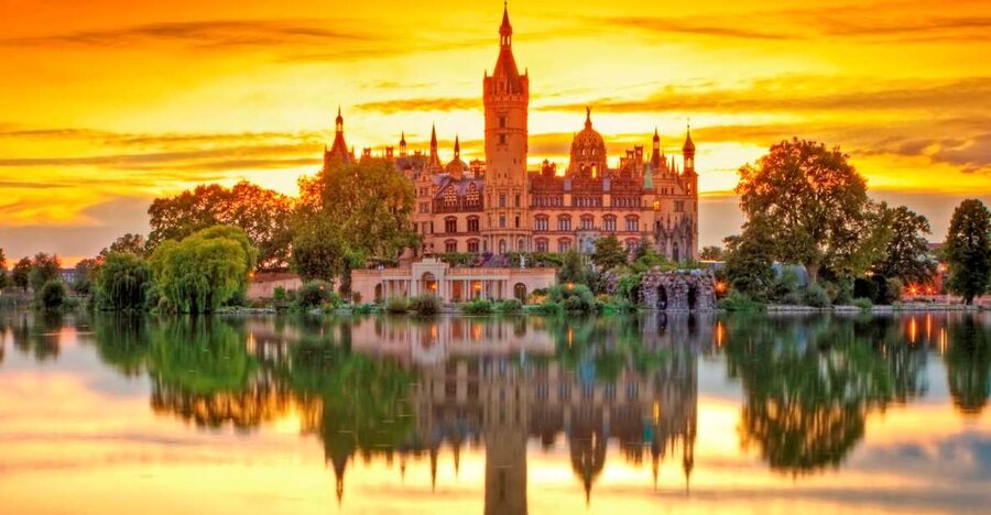 Schwerin: City Highlights Guided Tour - Market Square and the Buttocks Parade