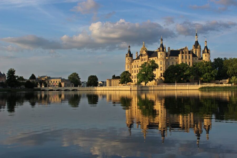 Schwerin: City Highlights Guided Tour - Schwerin Cathedral and the old town lanes