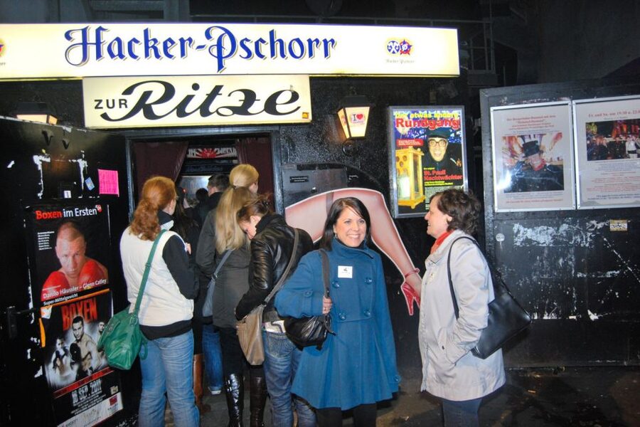 St. Pauli: Daytime Tour - Spielbudenplatz and the mix of old and new