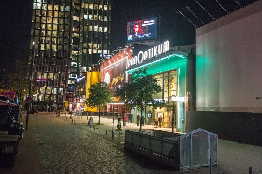 St. Pauli Nightlife Tour with Drag Queen in German - My call: book it for personality, not just nightlife