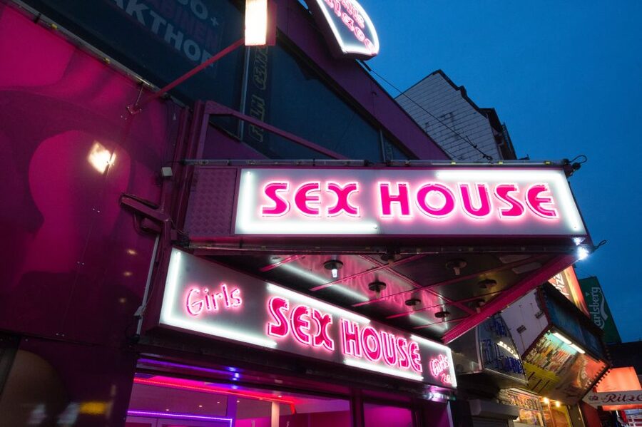 St. Pauli Nightlife Tour with Drag Queen in German - What the $41 price gives you