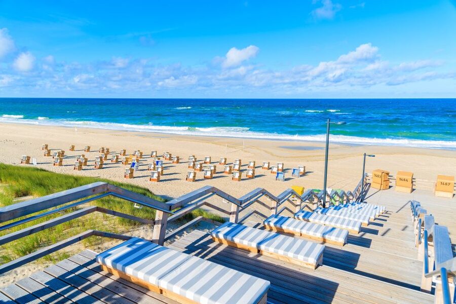 Sylt: Guided Island Tour by Bus with Sylt Highlights - German commentary and the guide’s role